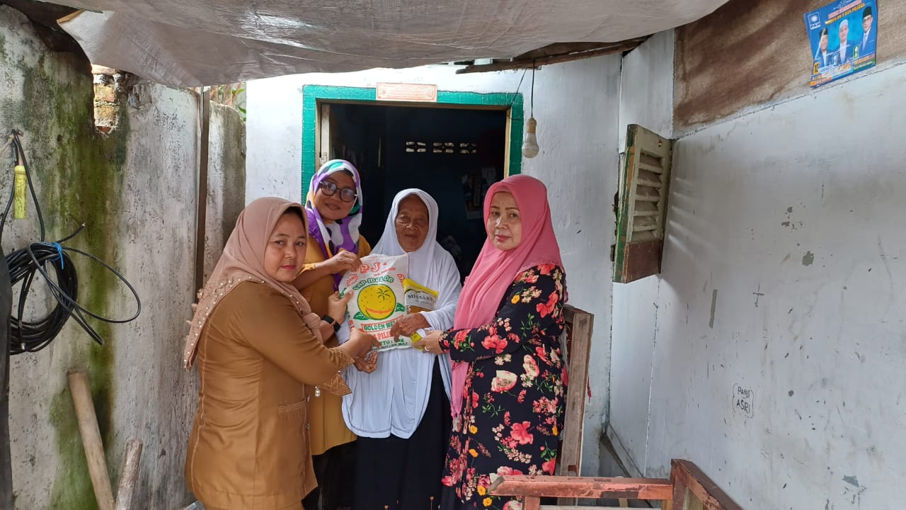 Jajaran Kecamatan Medan Perjuangan dalam hal ini Camat Medan Perjuangan Bapak Muhammad Pandapotan Ritonga, S.STP.  diwakili oleh Kasi Kesos Kecamatan Medan Perjuangan dan Kepala Lingkungan Tegal Rejo melaksanakan giat bakti s